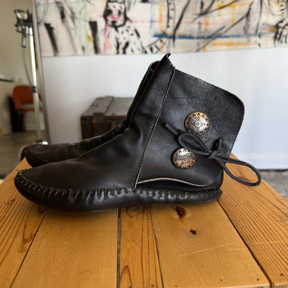 Taos Black Genuine Leather Native Moccasins - Picture 1 of 7